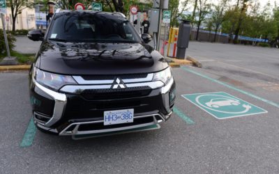 2019 Mitsubishi Outlander PHEV charging and Screens