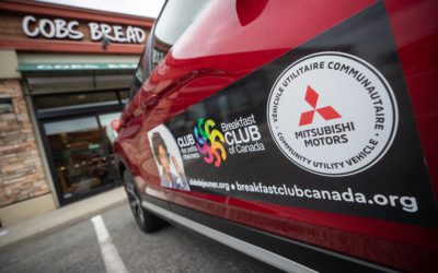 Josée Desjardins, du Club des petits déjeuners, et Alan Lyddiatt, de Mitsubishi Motors Canada, remplissent un Mitsubishi Eclipse Cross, le véhicule utilitaire communautaire de la compagnie, aux fins de livraison aux enfants et aux familles de la communauté. Mitsubishi Motors Canada a fait un don de 50 000 $ au fonds d’urgence du Club des petits déjeuners et des véhicules utilitaires communautaires à Vancouver, Toronto et Montréal pour faciliter la livraison et la logistique pendant la fermeture des écoles due à la COVID-19. Pendant la pandémie, l’organisme s’est rapidement adapté pour venir en aide aux enfants et aux familles, notamment en offrant du soutien logistique et financier alors que de nombreuses familles sont en situation d’insécurité alimentaire.