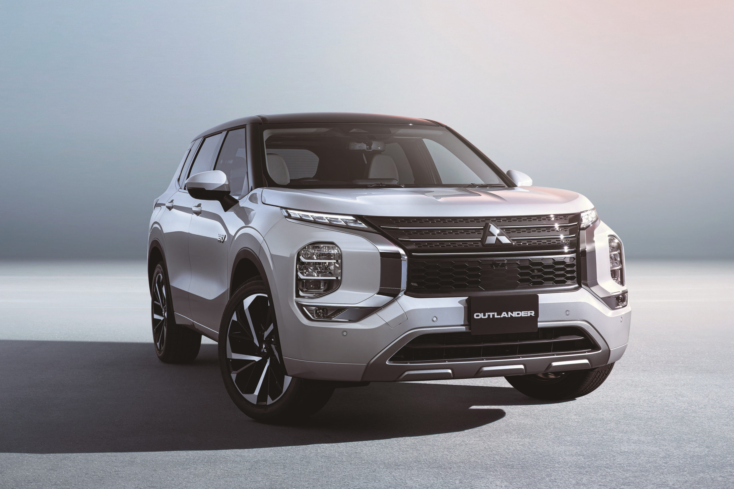 Le tout nouveau modèle Outlander PHEV remporte le prix de la voiture technologique de l’année à la remise des prix de la voiture japonaise de l’année de 2021-2022